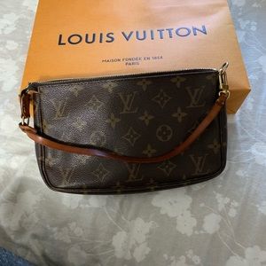 Louis Vuitton vintage pochette monogram(authentic)